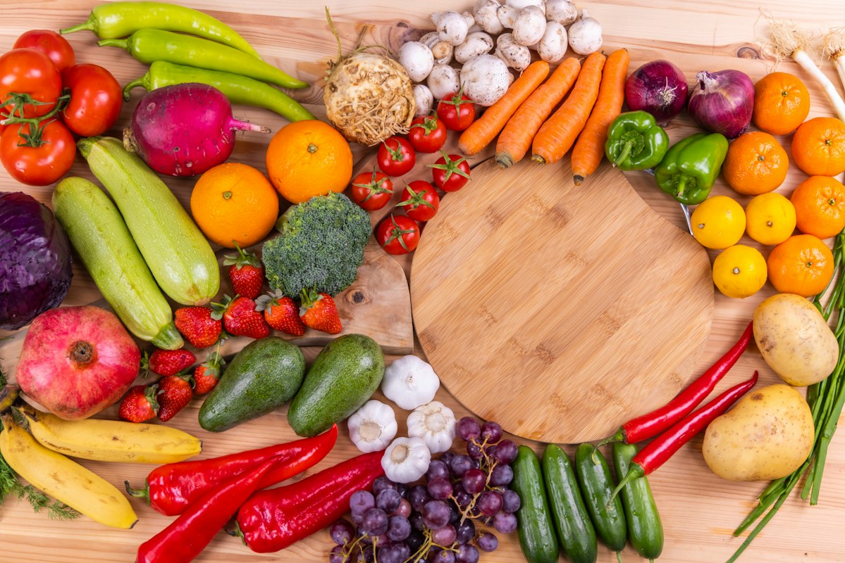 Colorful low-sugar meal spread with fresh vegetables and whole grains