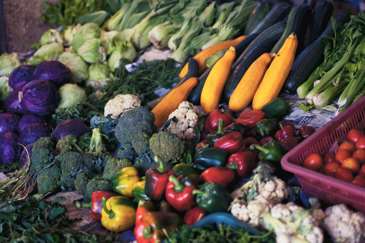 Plate of colourful low-glycaemic vegetables